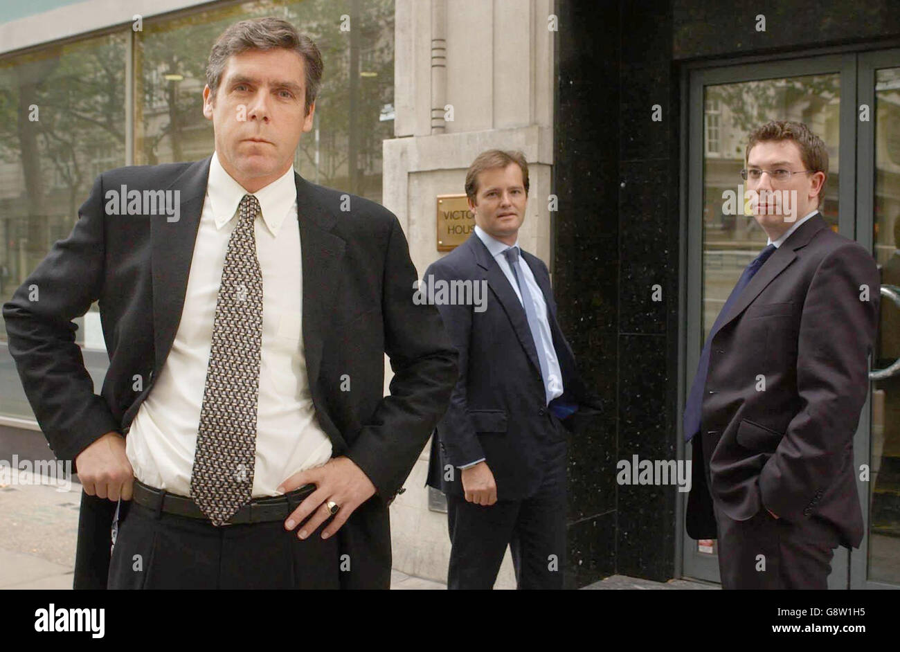 Der ehemalige ABC-Fernsehjournalist Richard Gizbert steht mit seinem Rechtsteam am Freitag, dem 23. September 2005, vor einem Indutrial Tribunal im Zentrum Londons. Herr Gizbert behauptet, dass er unfair vom amerikanischen Fernsehsender entlassen werde, der ihn wegen seiner Weigerung, im Irak zu arbeiten, entlassen habe. Siehe PA Story TRIBUNAL Iraq...PRESS ASSOCIATION Photo. Bildnachweis sollte lauten: Chris Young/PA Stockfoto