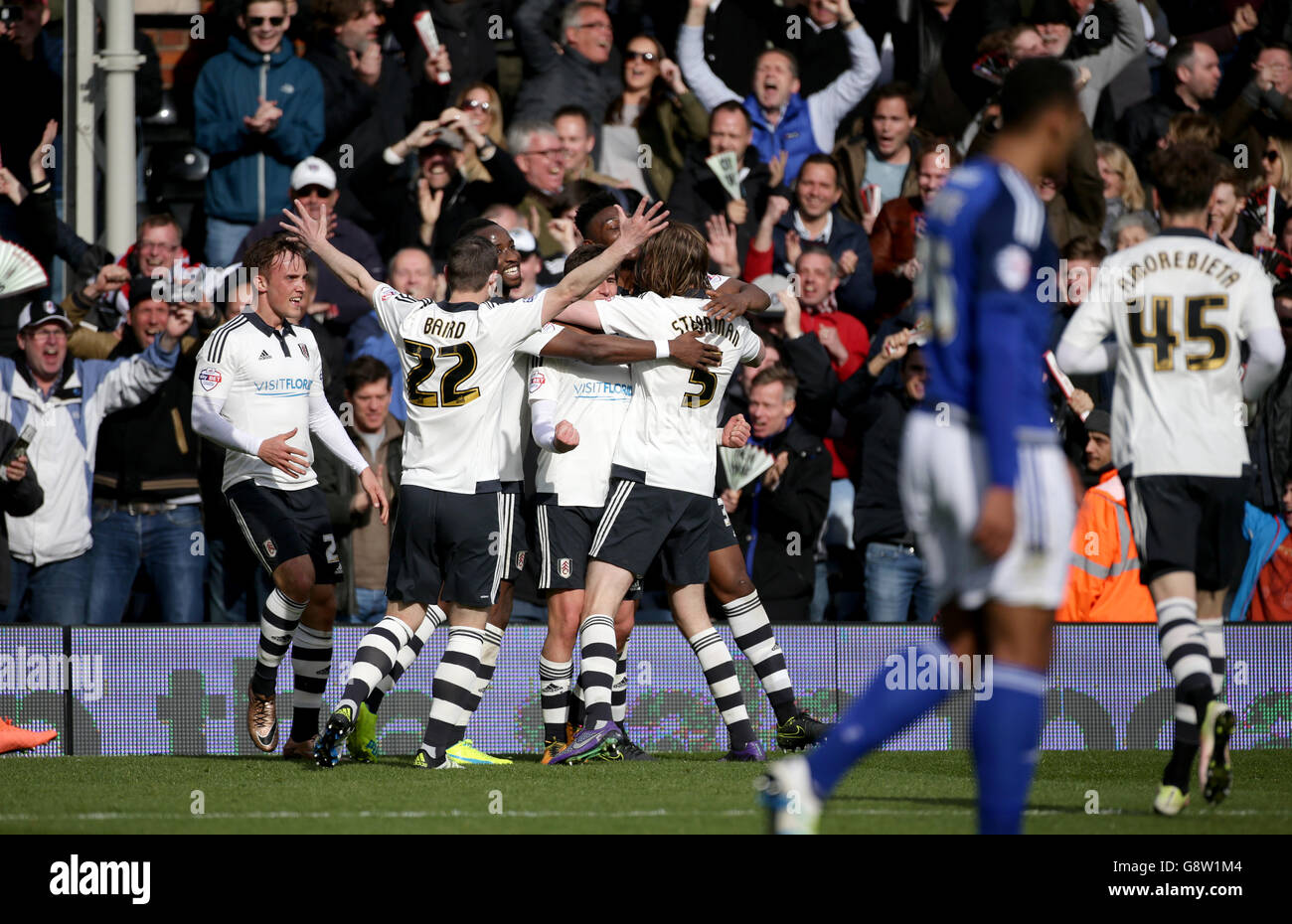 Fulham gegen Cardiff City - Sky Bet Championship - Craven Cottage. Die Spieler von Fulham feiern, nachdem Emerson Hyndman bis tief in die Verletzungszeit das Siegtor erzielt hat. Stockfoto