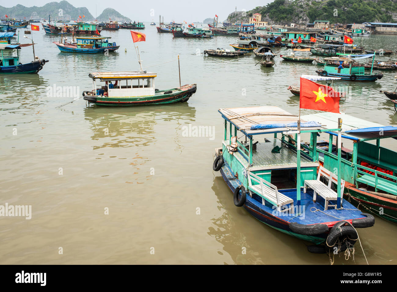 Fischerboote mit vietnamesischen Flagge in Cat Ba Island, North Vietnam Stockfoto