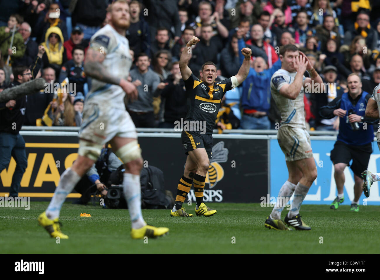 Jimmy Gopperth von Wasps feiert den Beginn der erfolgreichen Konvertierung beim letzten Spielstart während des Viertelfinalspiels des European Champions Cup in der Ricoh Arena, Coventry. Stockfoto