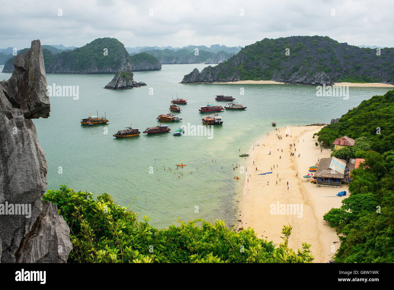 Anzeigen von Monkey Island Beach ein beliebtes Touristenziel in Ha Long Bay, North Vietnam. Stockfoto