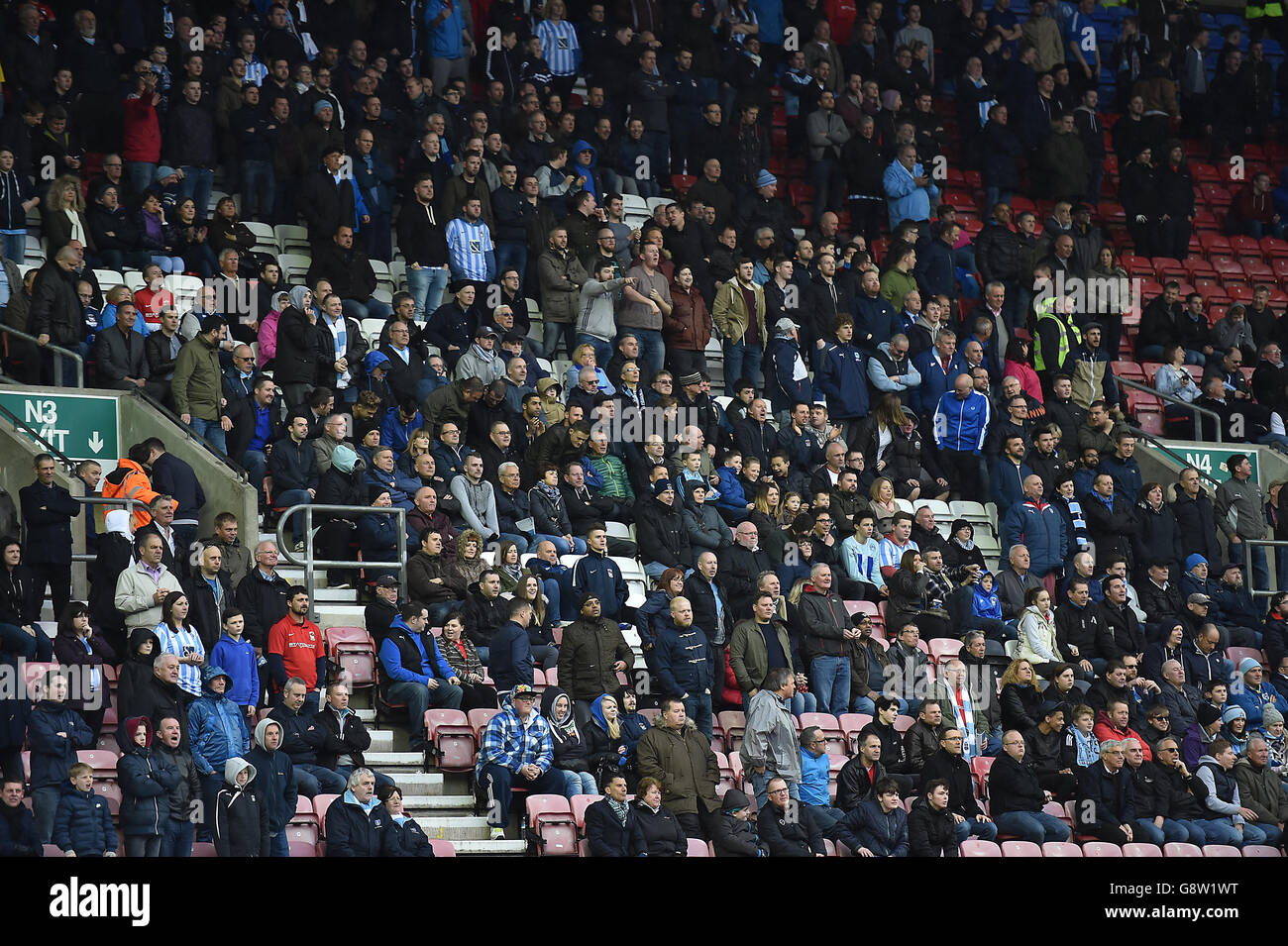 Wigan Athletic gegen Coventry City – Sky Bet League One – DW Stadium. Coventry-Fans schauen sich während des Spiels an Stockfoto