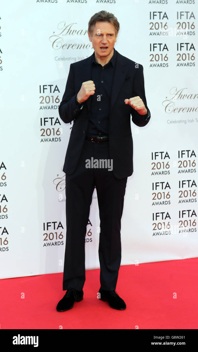 Liam Neeson kommt für die IFTA Irish Film and Drama Awards 2016 im Mansion House in Dublin an. Stockfoto