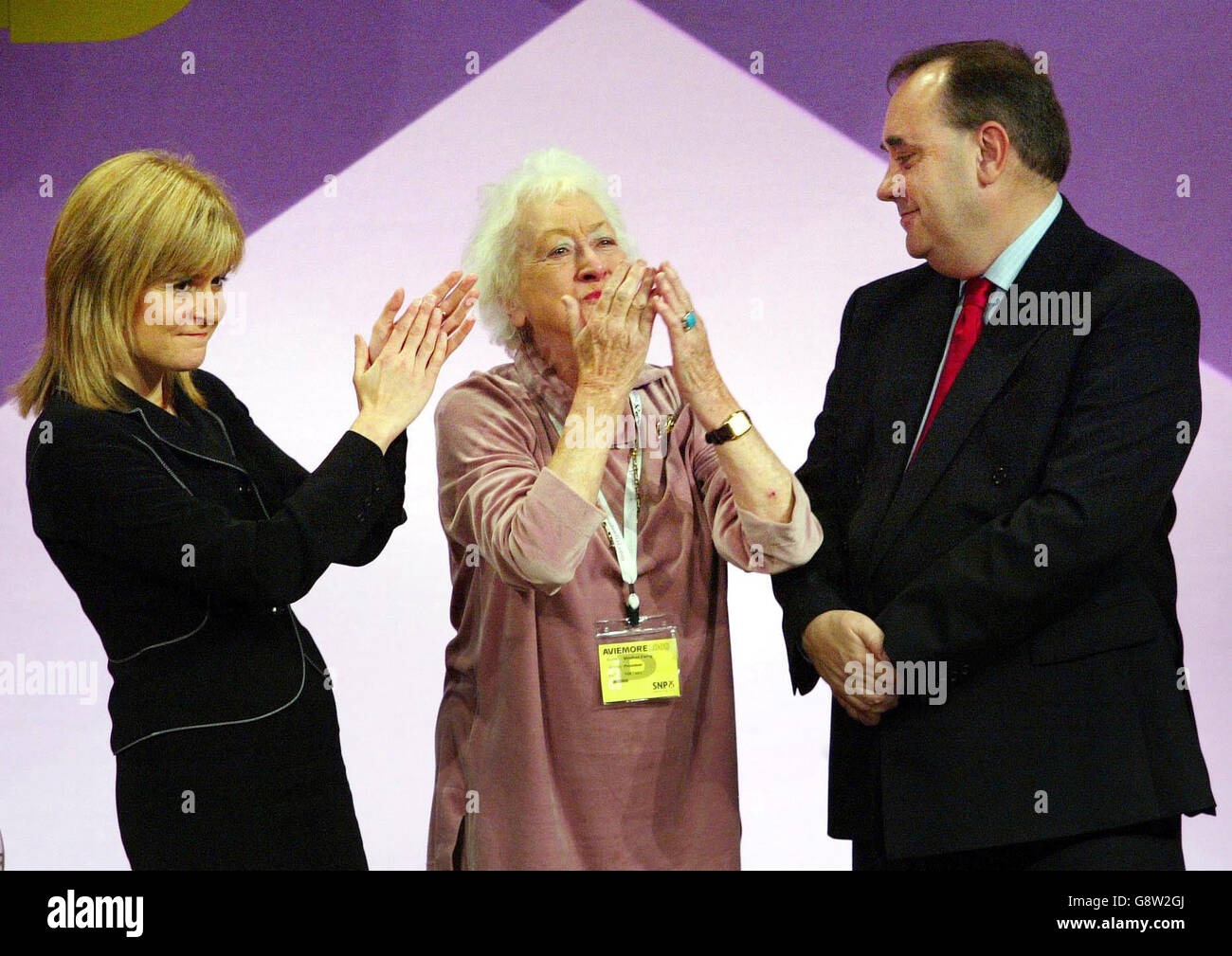 (L - r) Nicola Sturgeon, stellvertretende Vorsitzende der Scottish National Party, der scheidende Parteipräsident Winnie Ewing und der Parteivorsitzende Alex Salmond auf der Bühne, nachdem Salmond am Freitag, dem 23. September 2005, seine Rede auf der Jahreskonferenz der Partei in Aviemore gehalten hatte. Siehe PA Story SCOTLAND SNP. DRÜCKEN Sie VERBANDSFOTO. Bildnachweis sollte lauten: David Cheskin/PA Stockfoto
