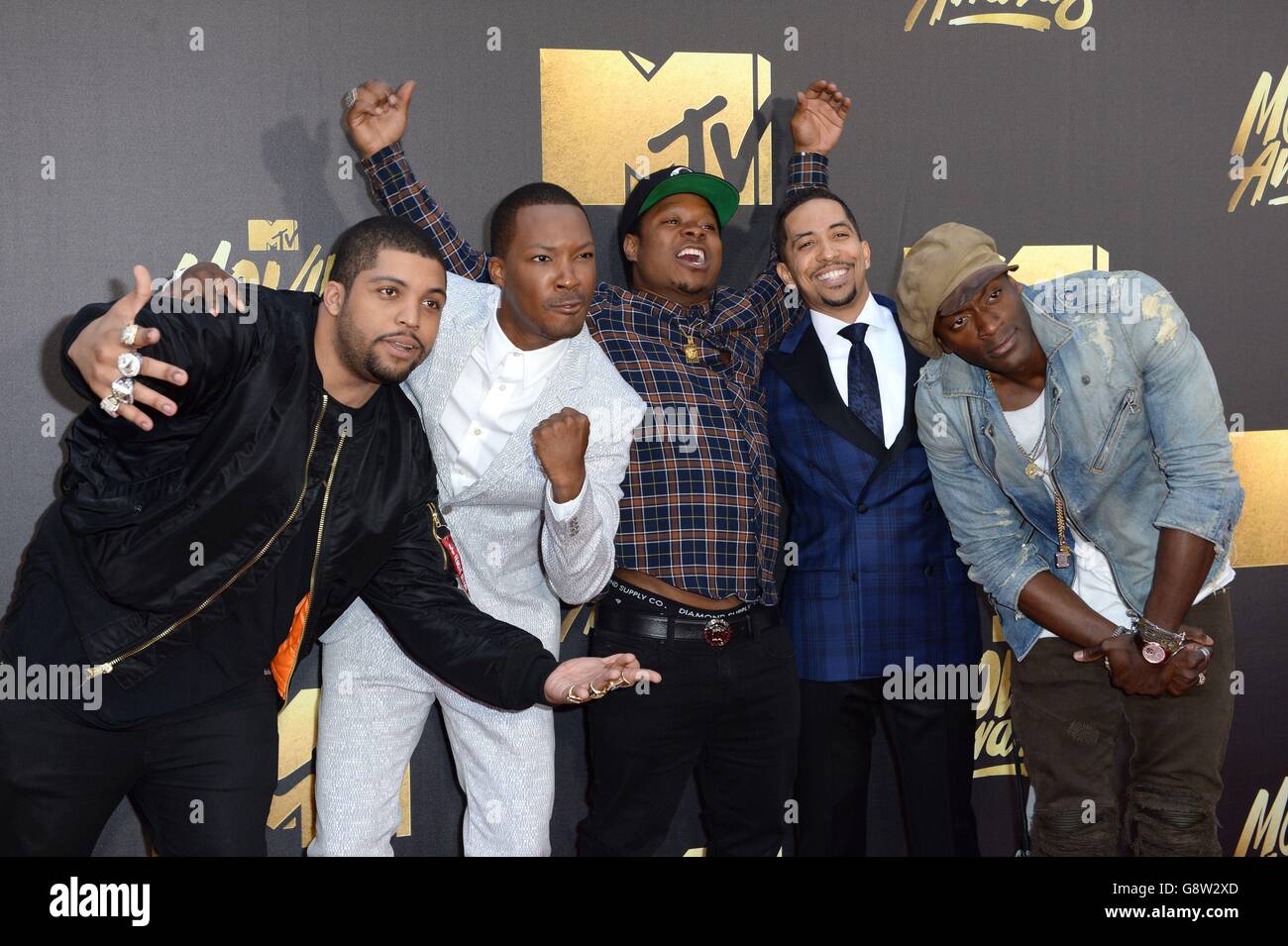 (Von links nach rechts) O'Shea Jackson Jr, Corey Hawkins, Jason Mitchell, Neil Brown Jr und Aldis Hodge bei der Ankunft bei den MTV Movie Awards 2016 in den Warner Bros Studios in Burbank, Los Angeles. Stockfoto