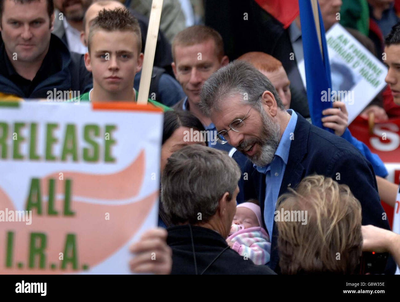 Sinn Fein Präsident Gerry Adams unter den Tausenden von Anhängern bei einer Kundgebung anlässlich des 100. Parteijubiläums Dublin, Samstag, 24. September 2005. Er sagte, die IRA werde ihre Zusage erfüllen, ihre Waffen in der "nahen Zukunft" abzuwerfen. Siehe PA Geschichte ULSTER Politik. DRÜCKEN Sie VERBANDSFOTO. Bildnachweis sollte lauten: John Giles/PA Stockfoto