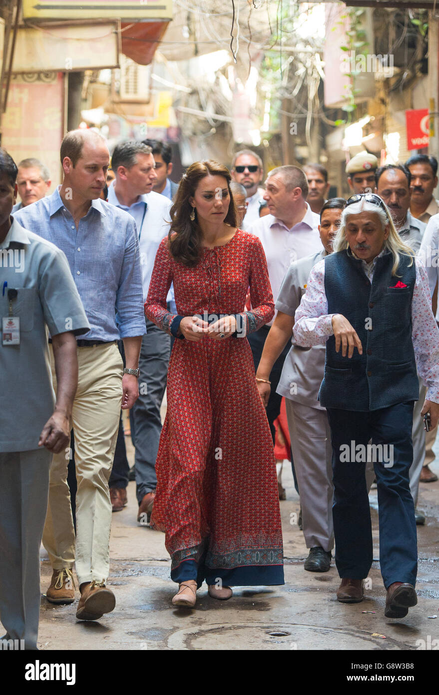 Der Herzog und die Herzogin von Cambridge kommen zu einem Besuch in einem Kinderzentrum, das von der Wohltätigkeitsorganisation Salaam Baalak betrieben wird, das am dritten Tag des königlichen Besuches in Indien und Bhutan Nothilfe und langfristige Unterstützung für obdachlose Kinder am Bahnhof von Neu Delhi bietet. Stockfoto