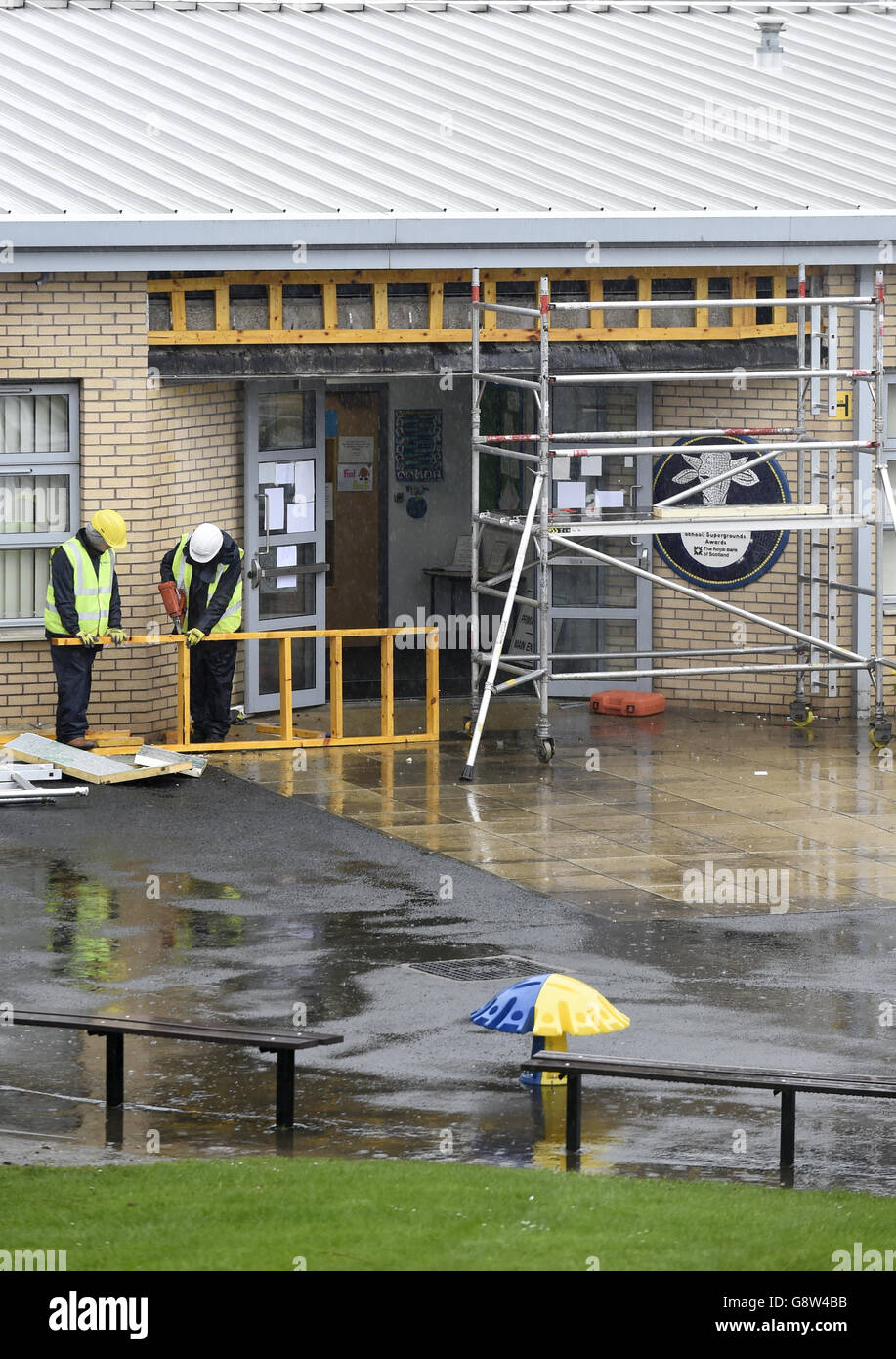 Arbeiter führen Reparaturen an der Oxgangs Primary School in Edinburgh, Schottland, durch, da siebzehn Schulen in Edinburgh wegen der Angst vor der Gebäudesicherheit für einen zweiten Tag geschlossen bleiben. Stockfoto