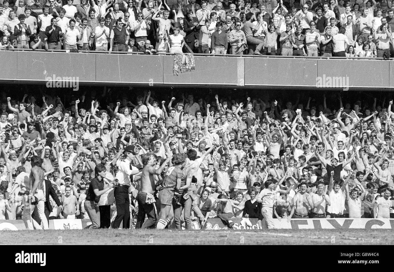 Canon League Division Two - Chelsea / Leeds United - Stamford Bridge. Chelsea-Fans feiern, nachdem ihr Team mit einem Sieg über Leeds im Jahr 5-0 die Beförderung in die erste Division gewonnen hat. Stockfoto