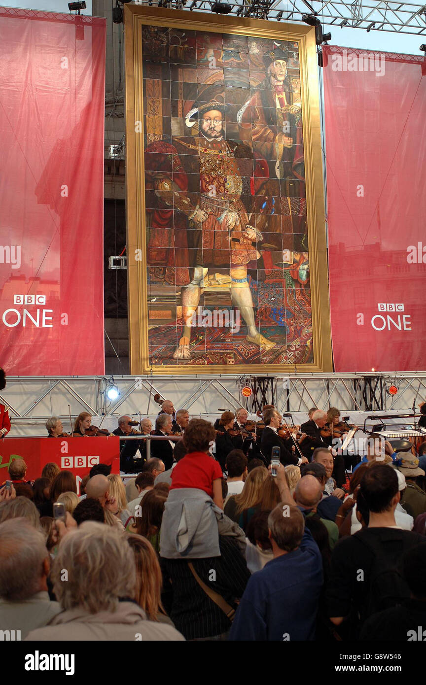 Am 25 2005. September wird auf dem Trafalgar Square in London ein riesiges Leinwandgemälde von König Heinrich VIII. Enthüllt, nachdem Rolf Harris ein Team von mehr als 100 Künstlern bei der Nachbildung des Riesenportraits angeführt hat. Amateure schlossen sich Prominenten in jedem Malsegment des 10 Meter mal 5 Meter großen Portraits an, bei dem Ereignis, das live auf BBC One übertragen wurde. Siehe PA Story ARTS Rolf. DRÜCKEN Sie VERBANDSFOTO. Bildnachweis sollte lauten: John Stillwell/PA Stockfoto