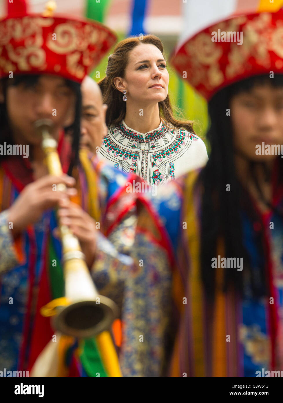 Die Herzogin von Cambridge nimmt an einer traditionellen chipdrel Willkommensprozession in Tashichho Dzong, in Thimphu, Bhutan, am fünften Tag der königlichen Tour nach Indien und Bhutan Teil. Stockfoto