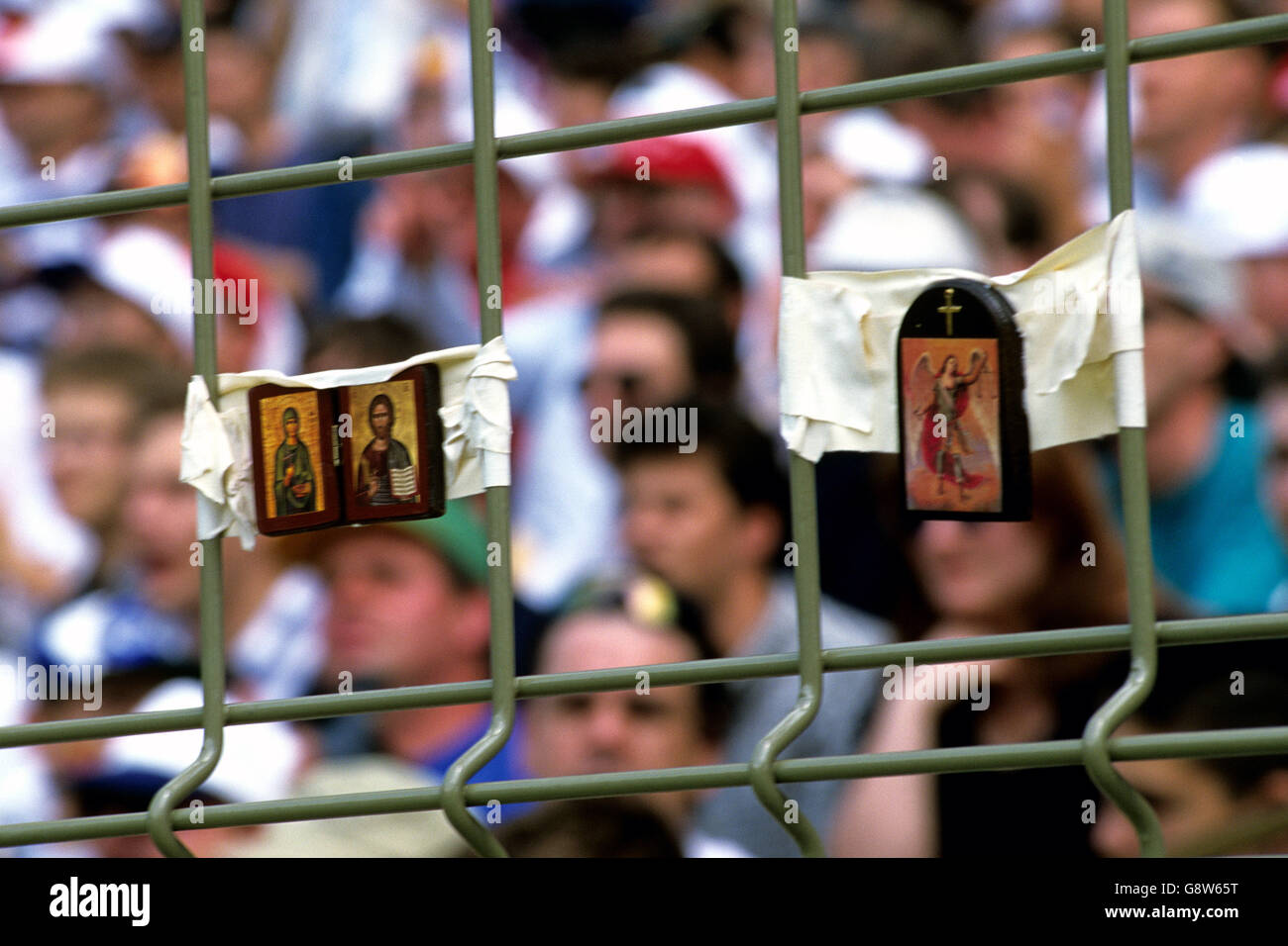 Fußball - Weltmeisterschaft Frankreich 1998 - Gruppe F - Deutschland gegen Jugoslawien - Stade Felix Bollaert. Religiöse Ikonen, die von einem Fan am Zaun um den Platz befestigt wurden, der seinem Team Gunst bringen wollte Stockfoto