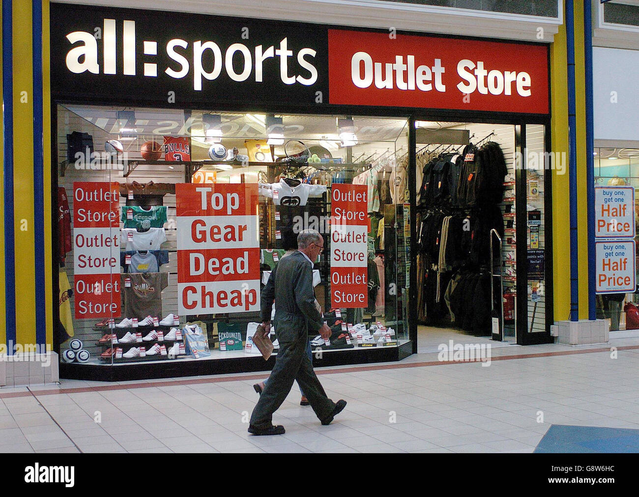 Ein AllSports-Geschäft im One Stop-Einkaufszentrum in Perry Barr, Birmingham, Dienstag, 27. September 2005. Der Sportbekleidungshändler ist in die Verwaltung gegangen und hat 1,700 Arbeitsplätze gefährdet, wie sich heute herausstellte. Der Administrator BDO Stoy Hayward sagte, dass die 267-Filialen-Kette von einem „signifikanten“ Rückgang der „like-for-like“-Verkäufe und einem Preiskrieg unter den Sportartikelhändlern betroffen sei. Siehe PA Story CITY AllSports. DRÜCKEN SIE VERBANDSFOTO. Das Foto sollte lauten: David Jones/PA. Stockfoto