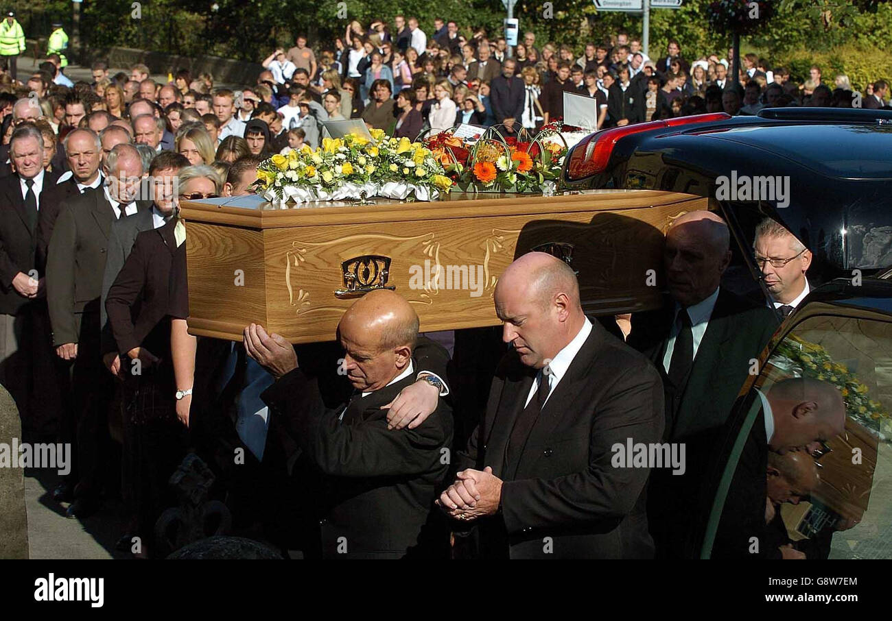 Die Trauerprozession für Lewis Read kommt in der St. George Church, Woodsetts, in der Nähe von Rotherham, South Yorkshire, Dienstag, 27. September 2005 an. Der 12-Jährige wurde vor einer Woche auf Eisengeländer aufgespießt, nachdem er 15 Fuß von einem Baum gefallen war, während er auf einem Cricket-Gelände in der Nähe seines Hauses Konker pflückte. Siehe PA Story FUNERAL Impaled. DRÜCKEN Sie VERBANDSFOTO. Bildnachweis sollte lauten: Rui Vieira/PA. Stockfoto
