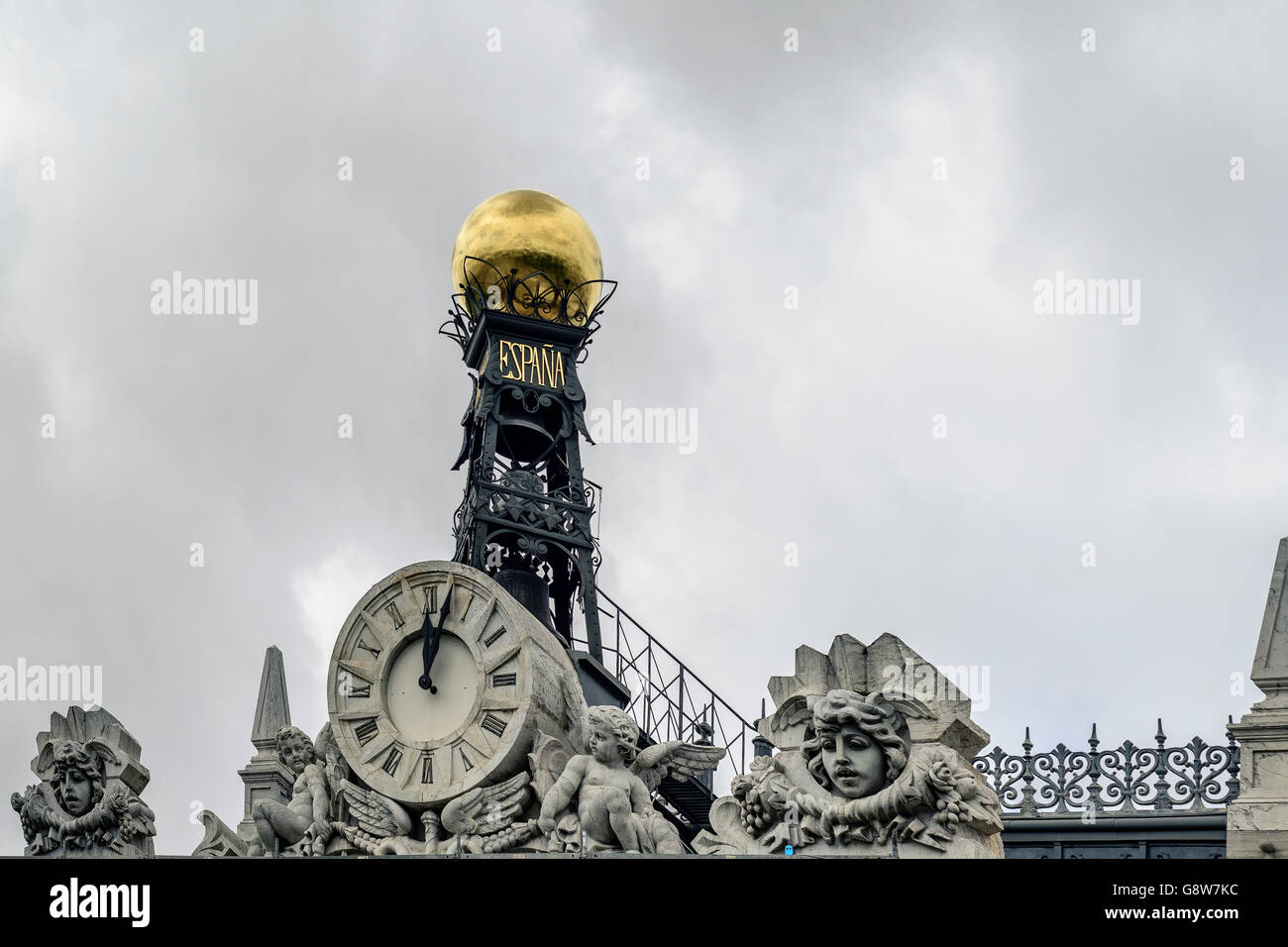 Uhr und Ball auf dem Dach der Bank von Spanien in der Stadt Madrid, Spaniens Hauptstadt Stockfoto