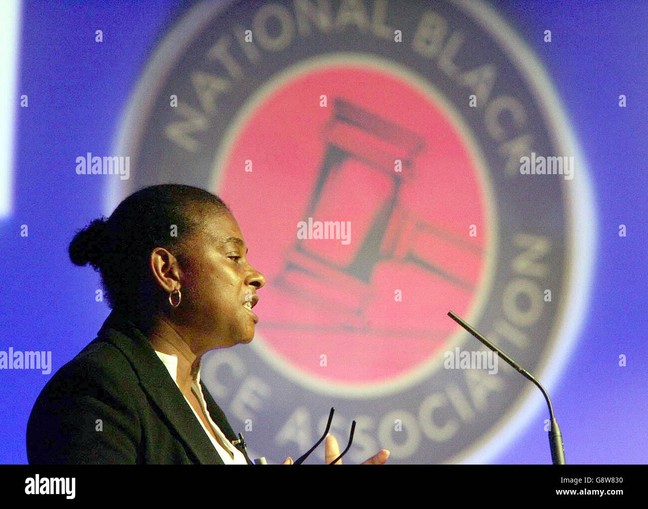 Doreen Lawrence, die Mutter des ermordeten schwarzen Teenagers Stephen Lawrence, spricht am Mittwoch, den 28. September 2005, auf der jährlichen Konferenz der NBPA im Tall Trees Hotel in Yarm an der Teeside. DRÜCKEN SIE VERBANDSFOTO. Der Bildnachweis sollte lauten: Owen Humphreys/PA Stockfoto