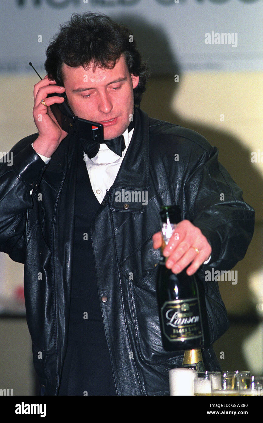 Jimmy White feiert seinen 147 bei den Embassy World Championships mit Champagner. Stockfoto