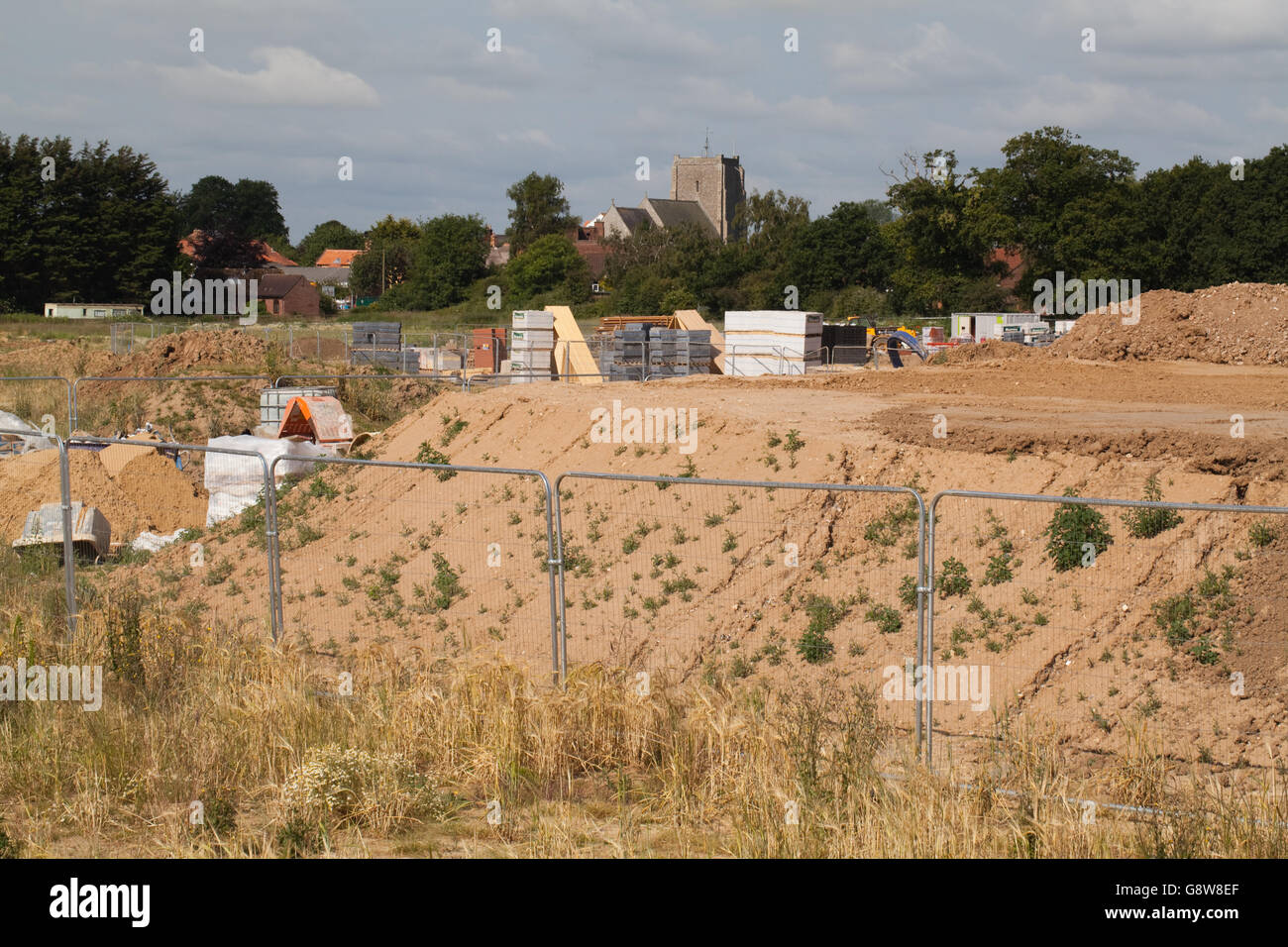 Neues Haus bauen auf der grünen Wiese. Boden-Vorbereitung. Pfarrkirche St. Marien, Stalham, hinter Zentrum. Norfolk. Stockfoto