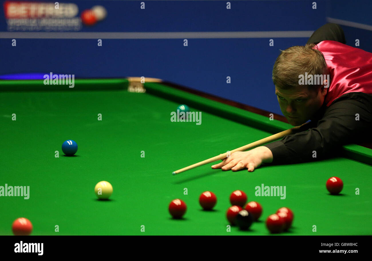 Robert Milkins im Einsatz gegen Mark Selby am vierten Tag der Betfred Snooker World Championships im Crucible Theatre, Sheffield. Stockfoto