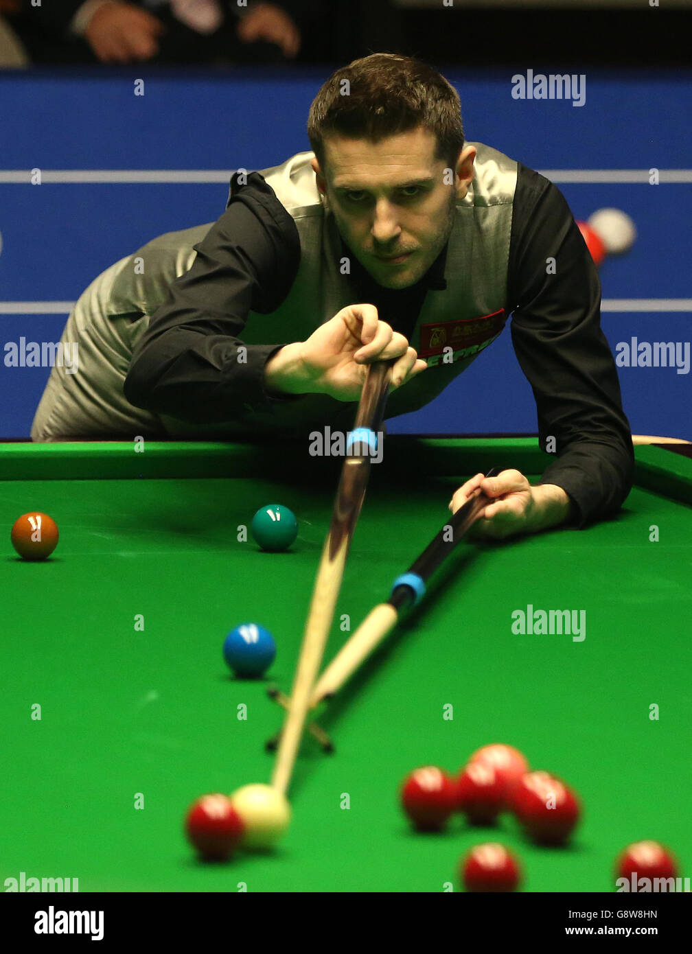 Mark Selby im Einsatz gegen Robert Milkins am vierten Tag der Betfred Snooker World Championships im Crucible Theatre, Sheffield. Stockfoto