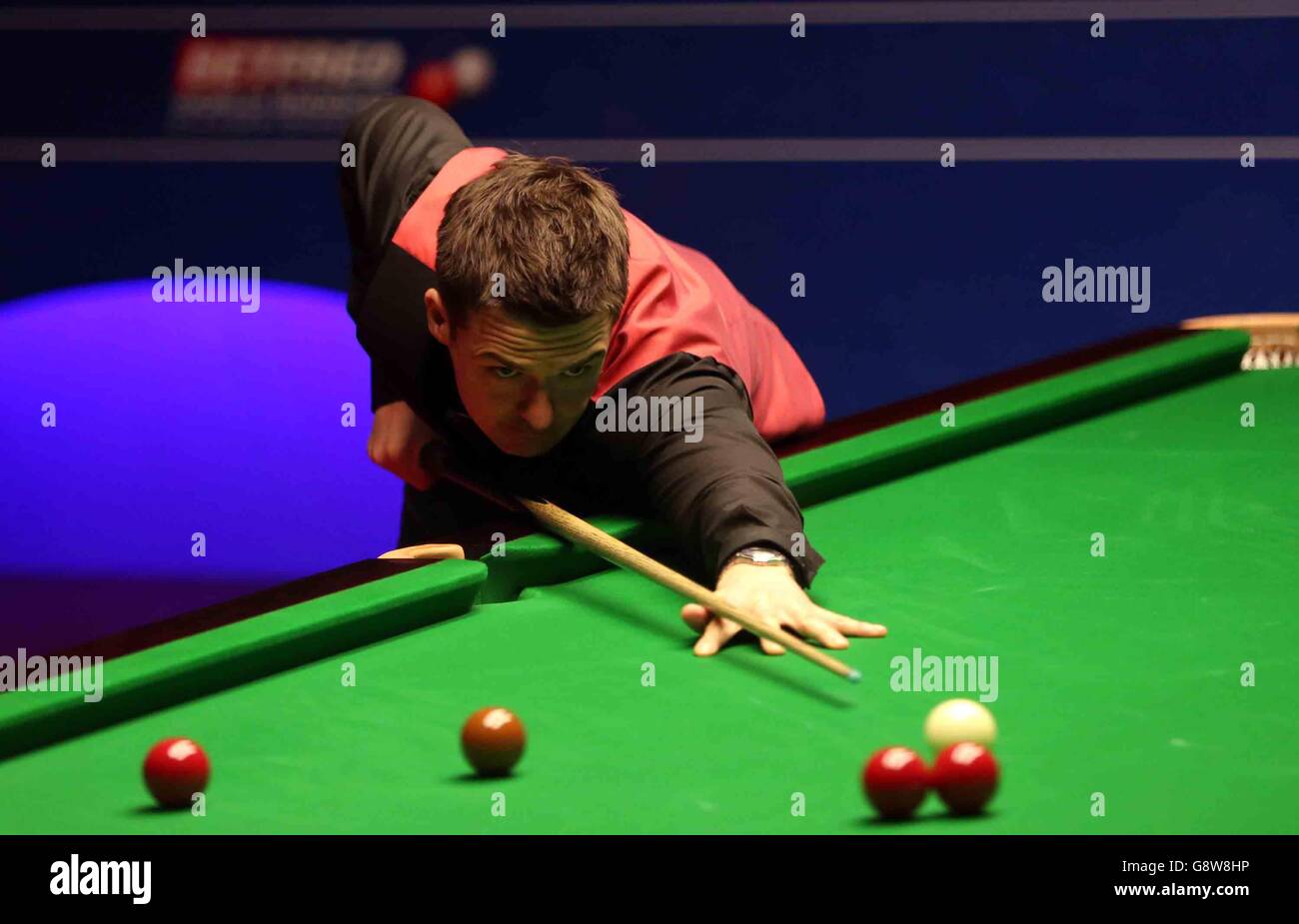 Michael holt im Einsatz gegen Neil Robertson am vierten Tag der Betfred Snooker-Weltmeisterschaft im Crucible Theatre, Sheffield. Stockfoto