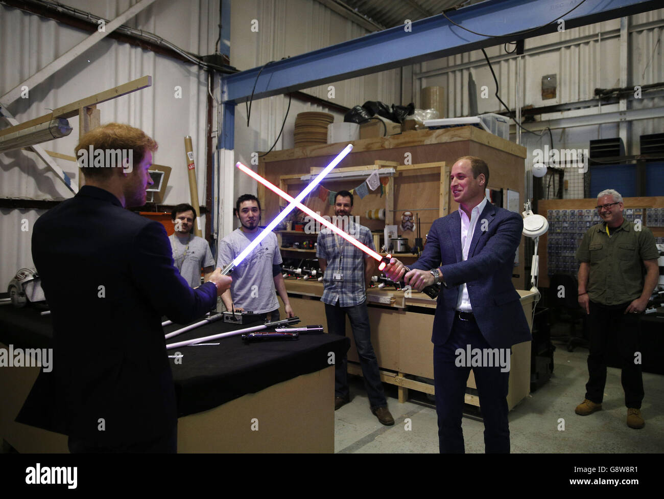 Prinz Harry (links) und der Herzog von Cambridge probieren Lichtschwerter während einer Tour durch die Star Wars-Sets in den Pinewood Studios in Buckinghamshire aus. Stockfoto
