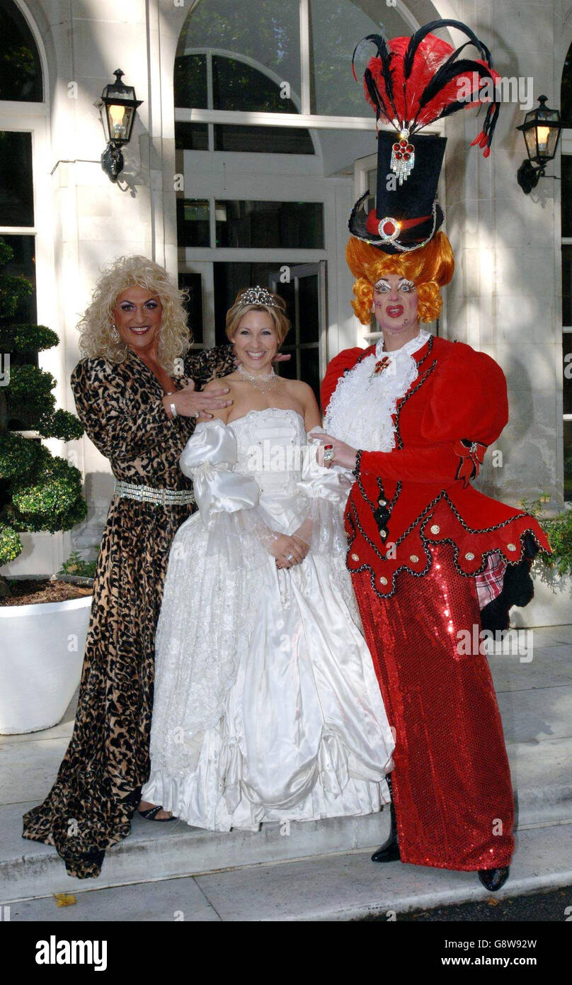 TV-Moderatorin Naomi Wilkinson, Cinderella, mit Dave Lynn (links) und Stevie Marc als ihre hässlichen Schwestern, einem Fototermin, bei Forbes auf Halkin Street, central London Donnerstag 29 Sepotember 2005 Haus spielt. den regionale Panto-Lauf von Cinderella am New Wimbledon Theatre aus Freitag, 9. Dezember 2005 bis Sonntag, 15. Januar 2006 starten. PRESSEVERBAND Foto. Photo Credit sollte lauten: Steve Parsons/PA Stockfoto