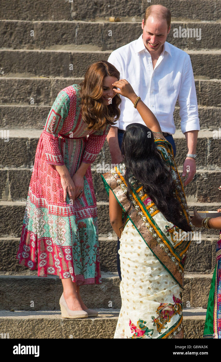 Die Herzogin von Cambridge erhält eine tika, wie der Herzog von Cambridge bei einem Besuch des Banganga Wassertanks in Mumbai, Indien, am ersten Tag der königlichen Tour nach Indien und Bhutan sieht. Stockfoto