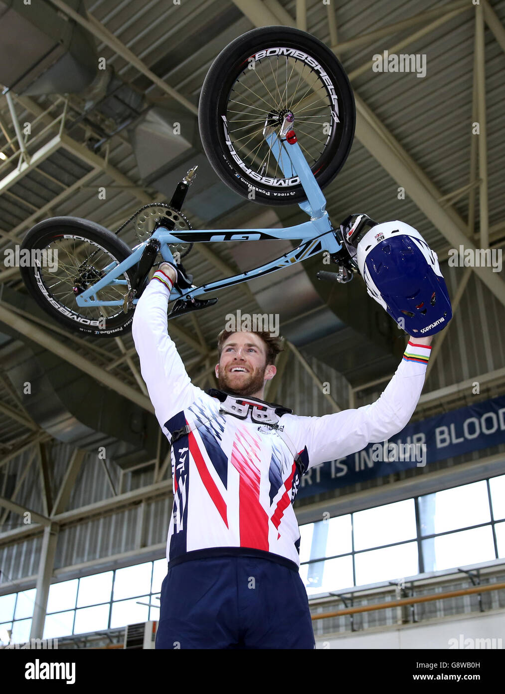 Der britische Liam Phillips feiert, nachdem er am zweiten Tag des zweiten Rundes des UCI BMX Supercross World Cup im National Cycling Centre in Manchester das Herrenfinale gewonnen hat. Stockfoto