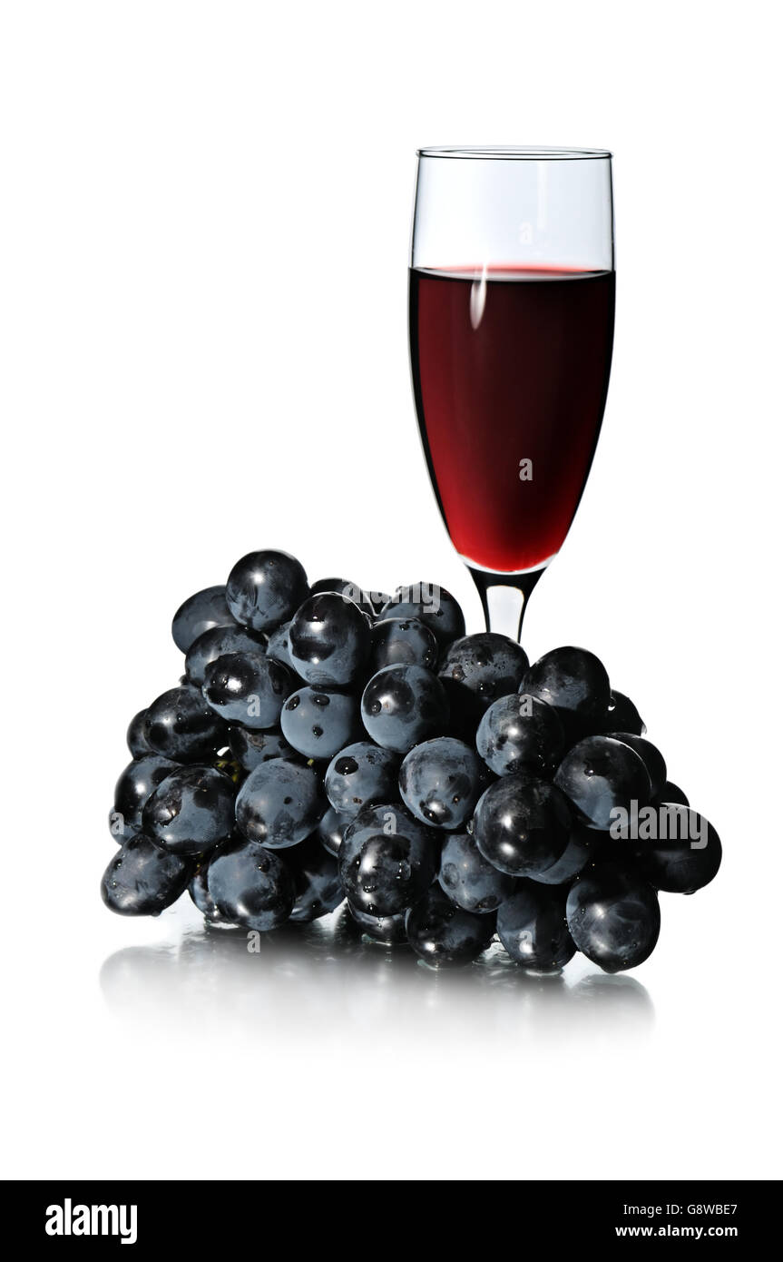 Glas Rotwein und Weintraube isoliert auf weißem Hintergrund. Stockfoto