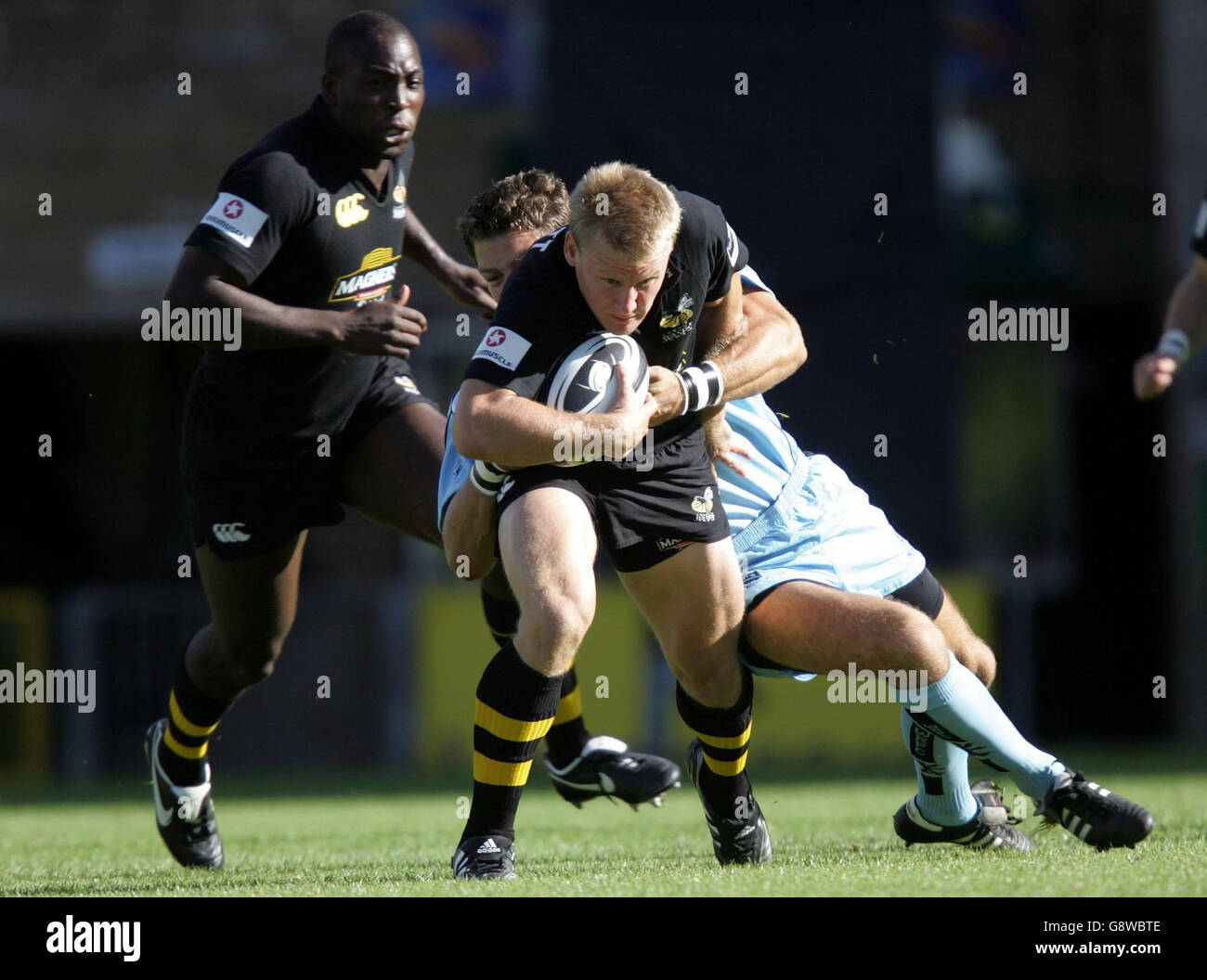 Wasps' Stuart Abbott (vorne) wird von Worcester's Thomas Lombard während des Guinness Premiership Spiels im Causeway Stadium, Wycombe, Sonntag, 25. September 2005, angegangen. DRÜCKEN Sie VERBANDSFOTO. Bildnachweis sollte lauten: David Davies/PA. Stockfoto