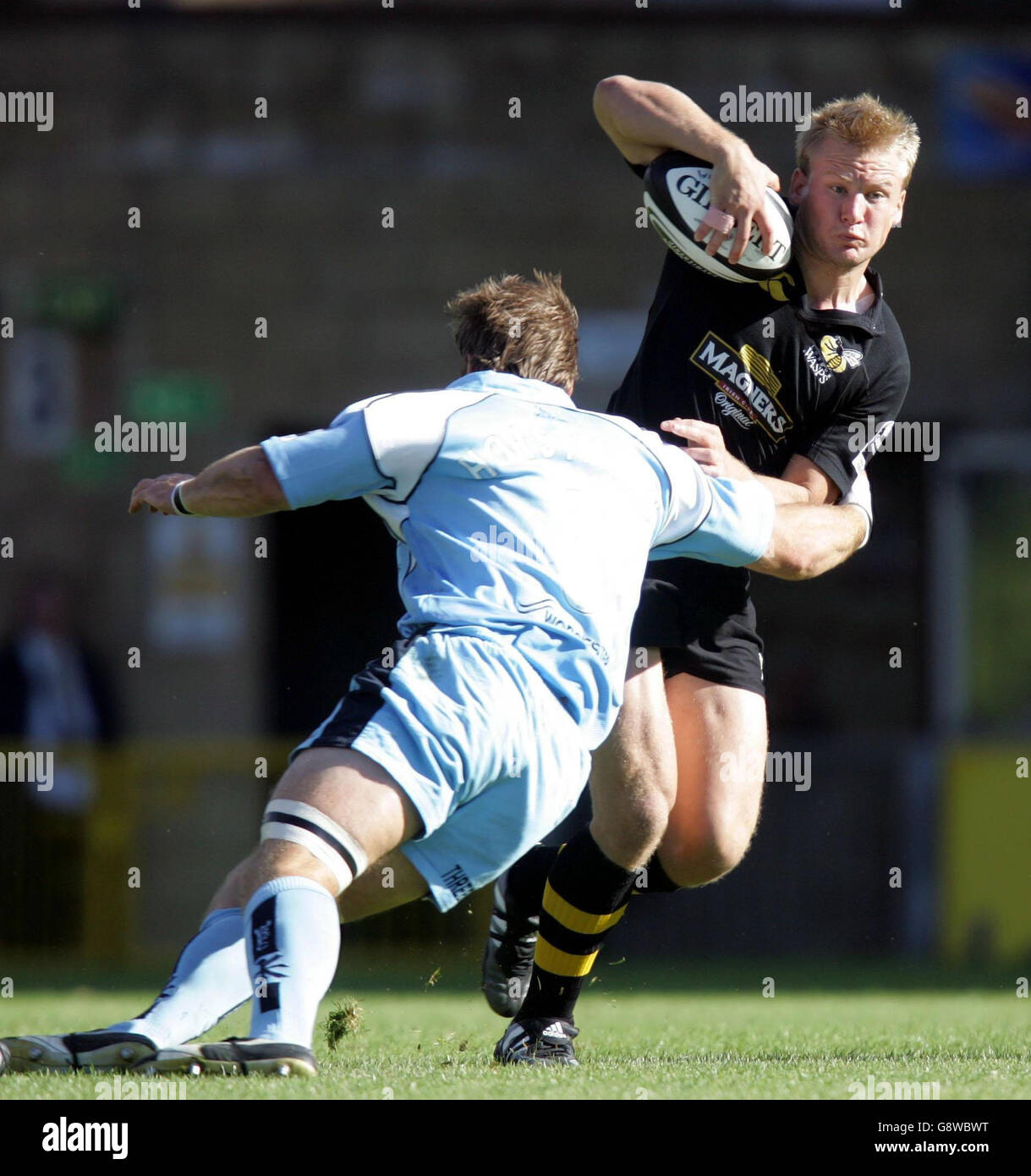 Wasps' Stuart Abbott wird vom Worcester Kai Horstmann (L) während des Guinness Premiership-Spiels im Causeway Stadium, Wycombe, Sonntag, 25. September 2005, angegangen. DRÜCKEN SIE VERBANDSFOTO. Bildnachweis sollte lauten: David Davies/PA. Stockfoto