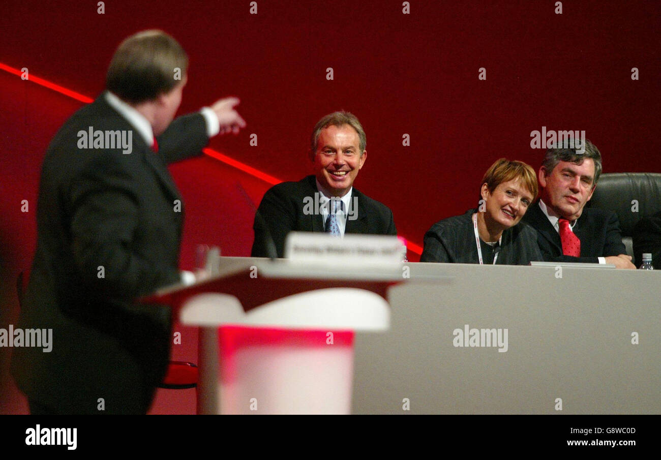 Der stellvertretende Labour-Führer John Prescott verweist auf Premierminister Tony Blair (links) während seiner Rede vor der Labour Party Konferenz in Brighton am Sonntag, den 25. September 2005. DRÜCKEN Sie VERBANDSFOTO. Bildnachweis sollte lauten: Chris Ison/PA Stockfoto