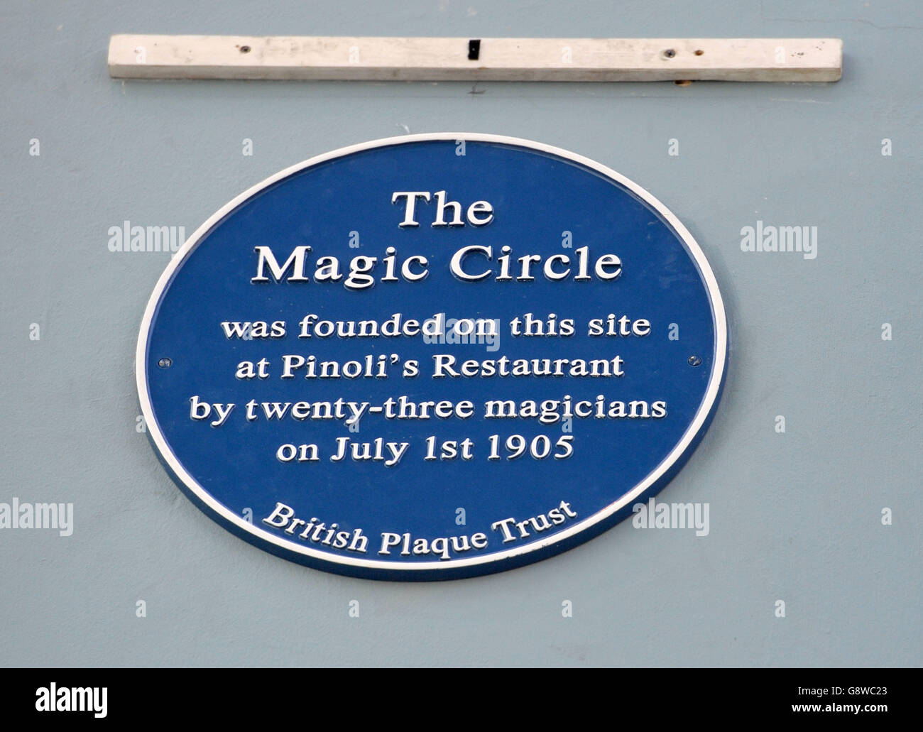 Eine Ansicht der blauen Gedenktafel, die vom britischen Plaque Trust zum Gedenken an das Gebäude ausgestellt wurde, derzeit das Restaurant Morden & Lea in Chinatown, London, wo vor 111 Jahren ein Treffen stattfand, das zur Gründung des Magic Circle führte, der offiziell vom Zauberer Dynamo enthüllt wurde. Stockfoto