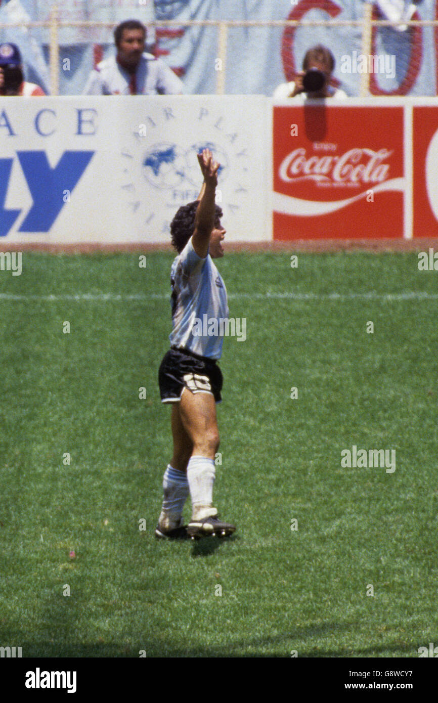 Fußball - Weltmeisterschaft Mexiko 1986 - Gruppe A - Argentinien - Bulgarien - Olympiastadion. Diego Maradona aus Argentinien feiert den Sieg Stockfoto