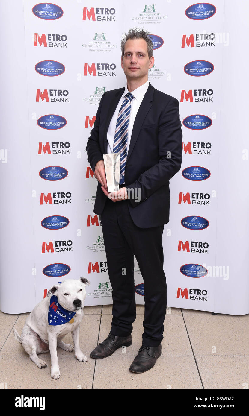 Holger Volk erhält den International Award mit Bailey bei den International Canine Health Awards im Kennel Club, West London. Stockfoto