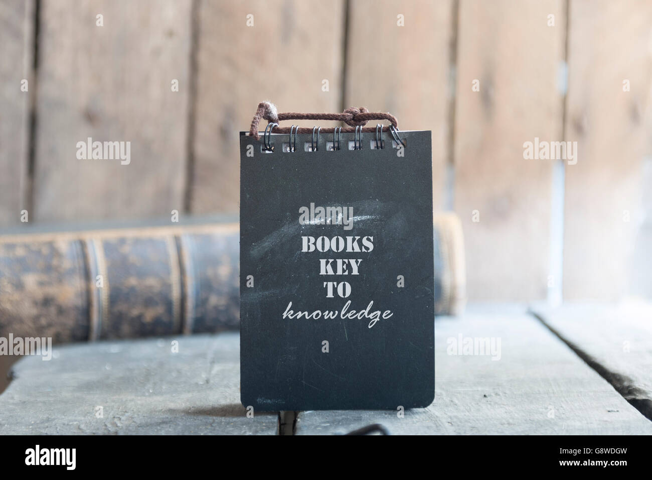 Bücher, Schlüssel, wissen Text und altes Buch. Stockfoto