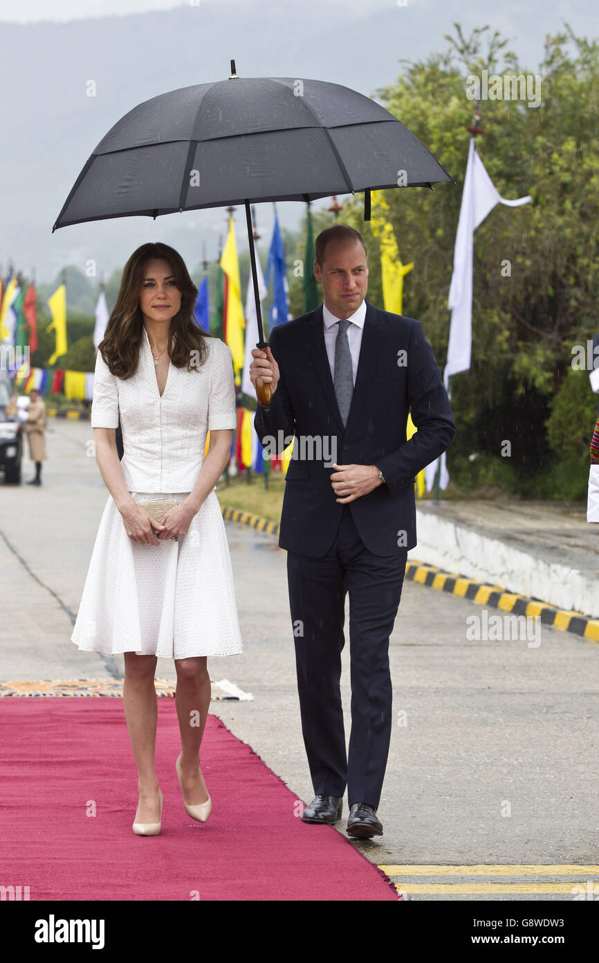 Der Herzog und die Herzogin von Cambridge am Flughafen Paro in Bhutan, bevor sie ihren Flug nach Agra für ihren Besuch im Taj Mahal besteigen. Stockfoto