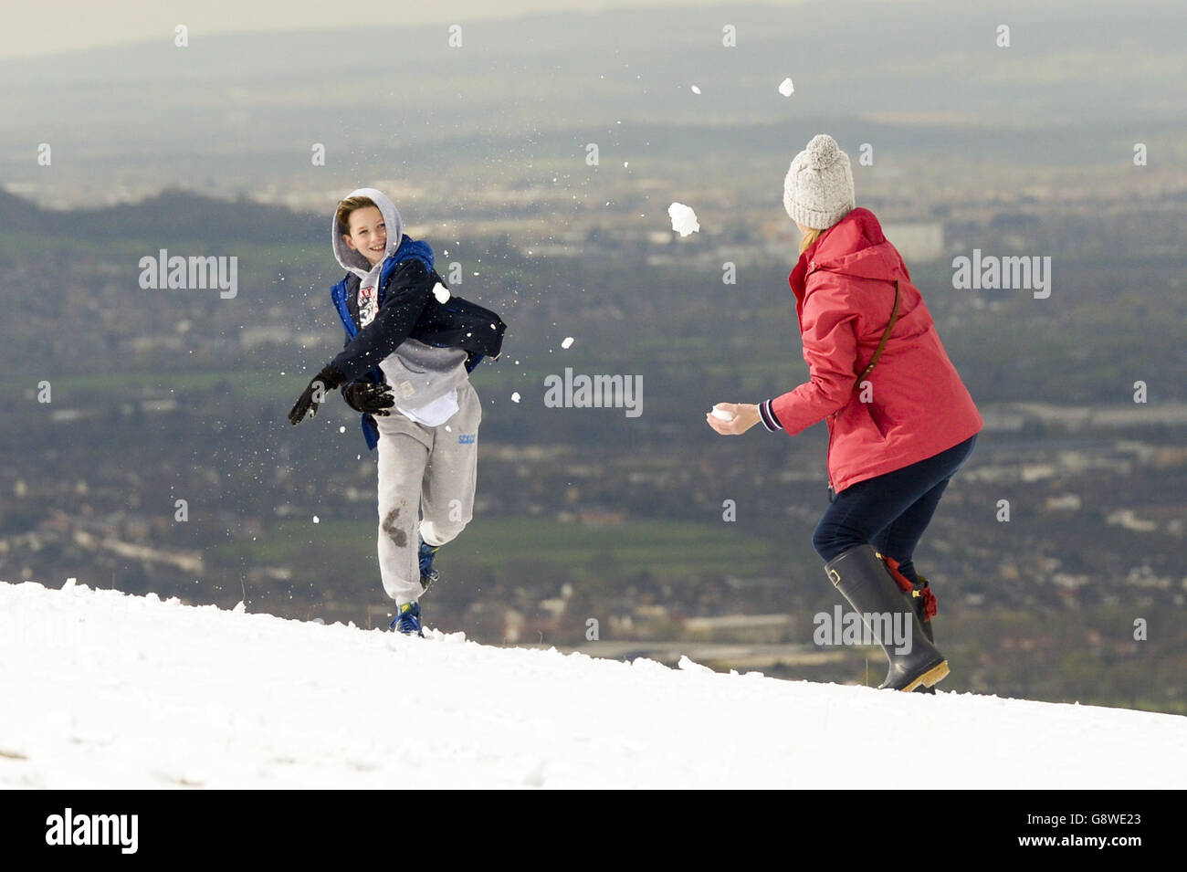Die Menschen, die auf Cleeve Hill, Celtenham, im Schnee spielten, brachten als kalter Einbruch ein plötzliches Ende des warmen Frühlings, als Teile Großbritanniens zu Schnee erwachten. Stockfoto