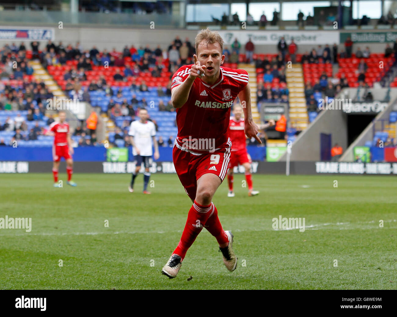 Jordan Rhodes von Middlesbrough feiert das erste Tor seines Spielers während des Spiels der Sky Bet Championship im Macron Stadium, Bolton. Stockfoto