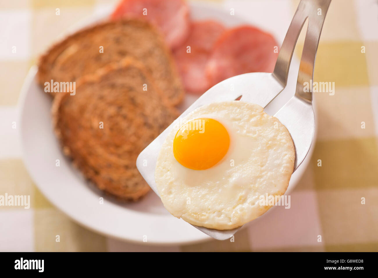 Amerikanisches Frühstück serviert mit Toast, Schinken ans sonnige Seite Eier Stockfoto