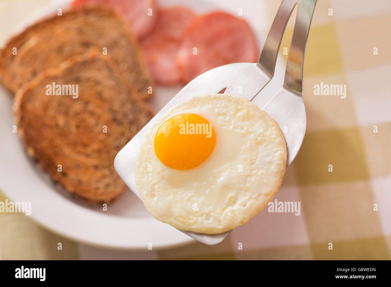 Amerikanisches Frühstück serviert mit Toast, Schinken ans sonnige Seite Eier Stockfoto