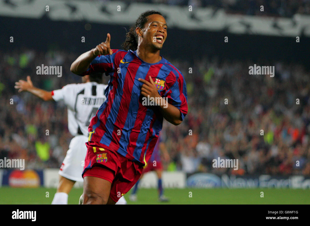 Fußball - UEFA Champions League - Gruppe C - Barcelona gegen Udinese - Nou Camp. Barcelonas Ronaldinho feiert seinen 2-1 Stockfoto