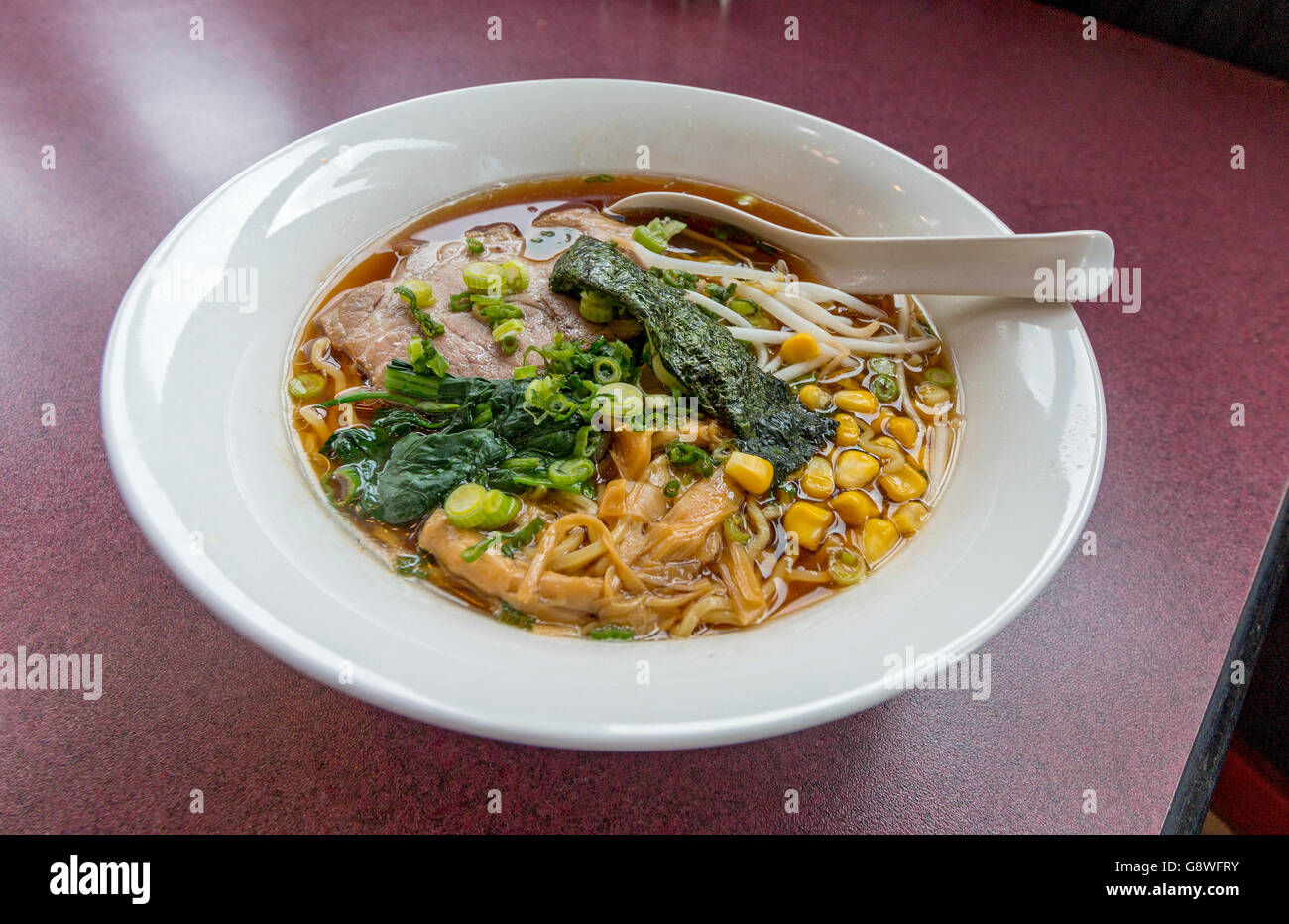 Ramen (auch genannt Larmen), hier mit Nudeln, Fleisch, Mais, Gemüse in einer Brühe, die dauert 6 Stunden zu machen. Stockfoto