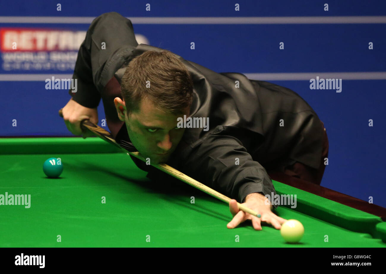 Mitchell Mann im Einsatz gegen Mark Allen am vierten Tag der Betfred Snooker World Championships im Crucible Theatre, Sheffield. Stockfoto