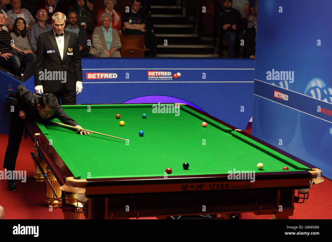 Zhang Anda im Einsatz gegen Barry Hawkins am vierten Tag der Betfred Snooker World Championships im Crucible Theatre, Sheffield. Stockfoto