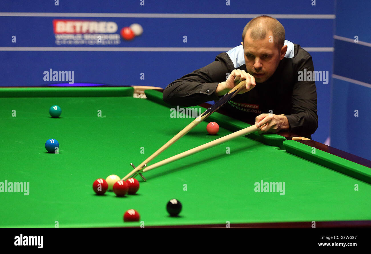 Barry Hawkins im Einsatz gegen Zhang Anda am vierten Tag der Betfred Snooker World Championships im Crucible Theatre, Sheffield. Stockfoto