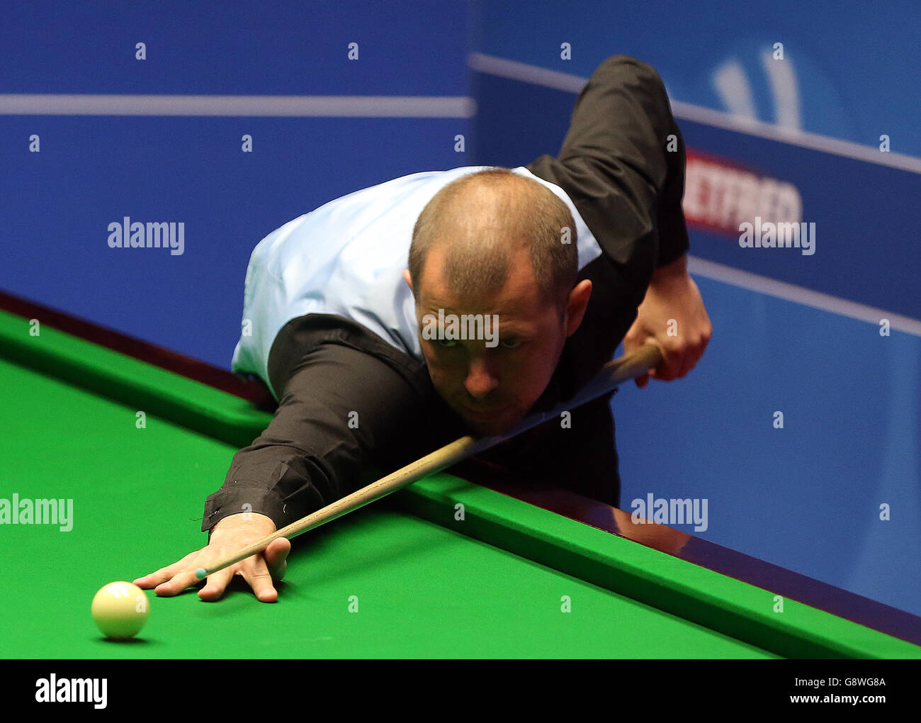 Barry Hawkins im Einsatz gegen Zhang Anda am vierten Tag der Betfred Snooker World Championships im Crucible Theatre, Sheffield. Stockfoto