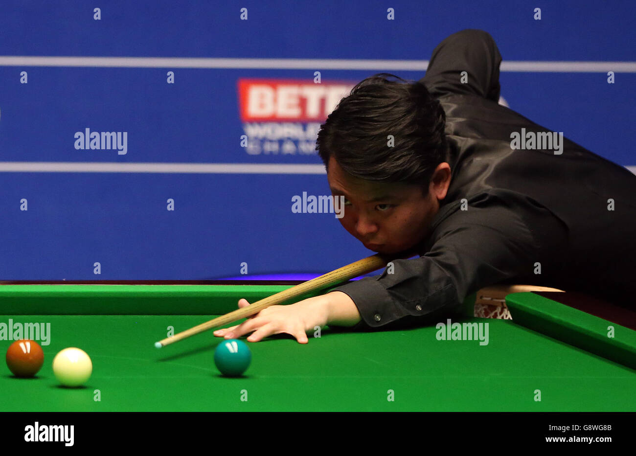 Zhang Anda im Einsatz gegen Barry Hawkins am vierten Tag der Betfred Snooker World Championships im Crucible Theatre, Sheffield. Stockfoto