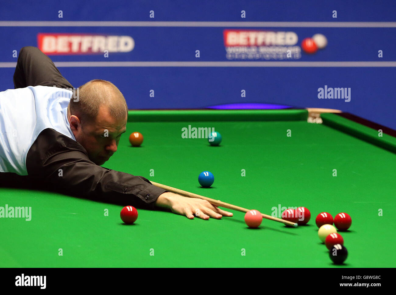 Barry Hawkins im Einsatz gegen Zhang Anda am vierten Tag der Betfred Snooker World Championships im Crucible Theatre, Sheffield. Stockfoto